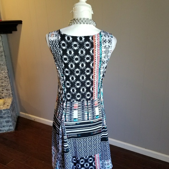 Sleeveless v neck dress - Picture 2 of 8